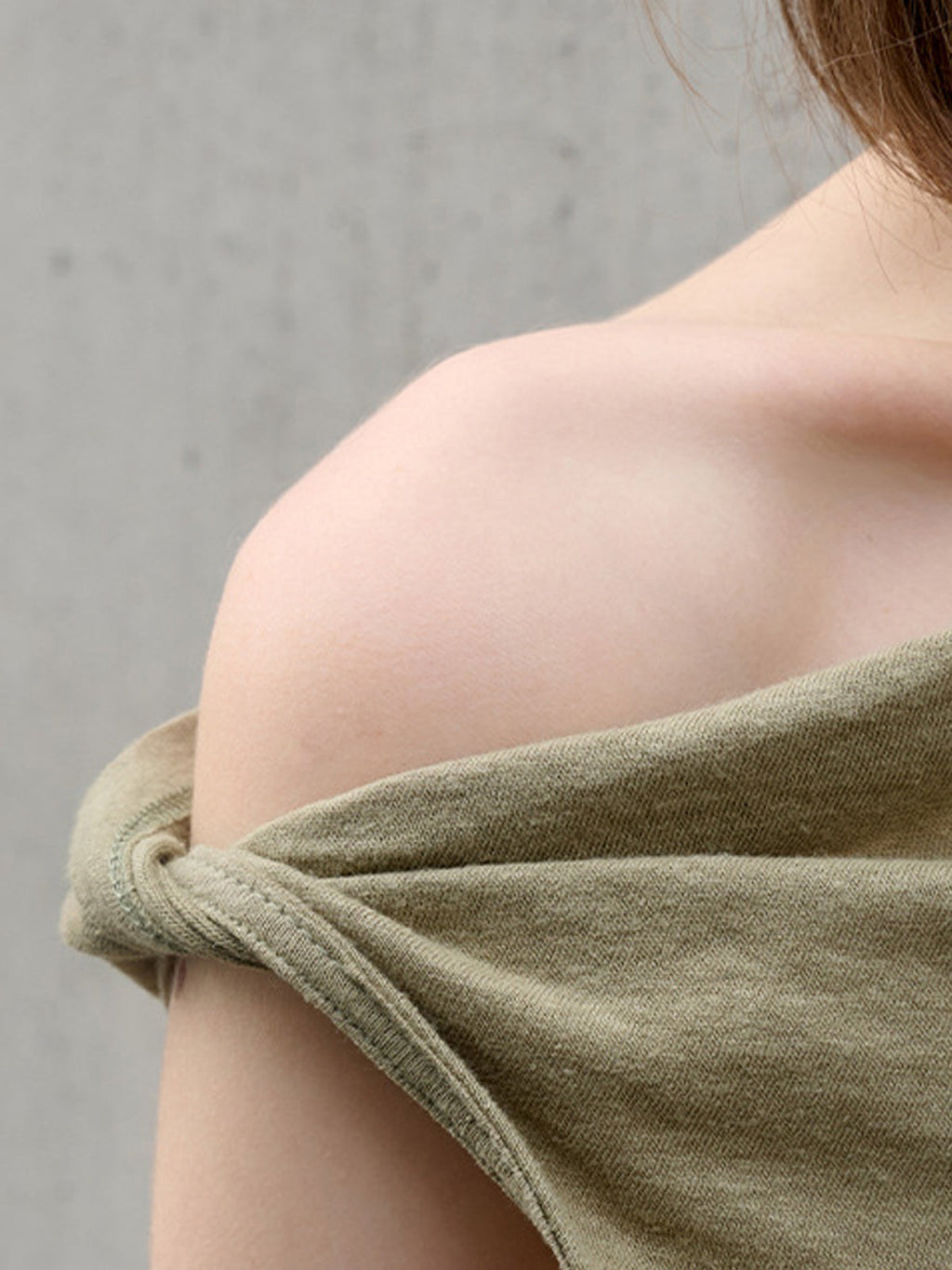 Haut asymétrique en lin à épaules dénudées