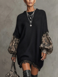Robe courte noire imprimée à manches longues et détail en dentelle