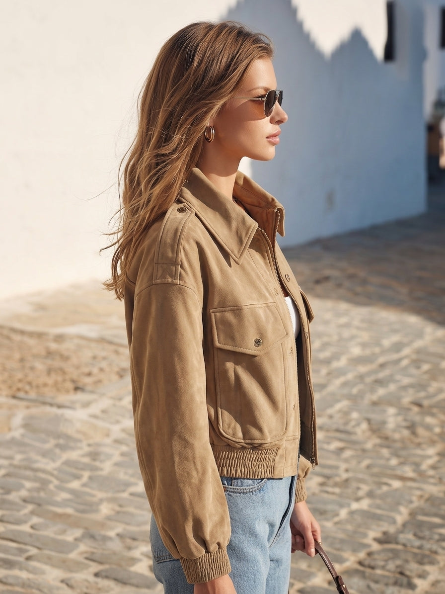 Blouson bomber court, style streetwear rétro, couleur kaki, aspect daim