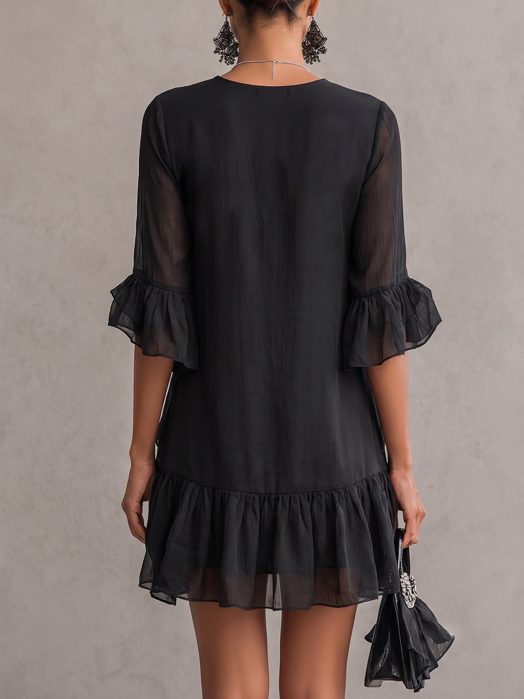 Robe courte noire en mousseline avec volants et dentelle