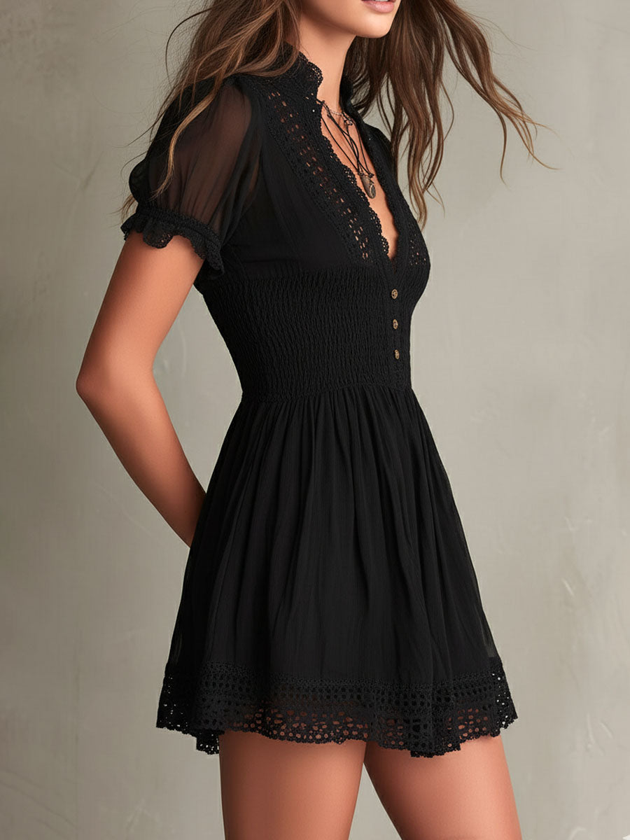 Livia | Mini-robe noire avec décolleté en V et bords ajourés