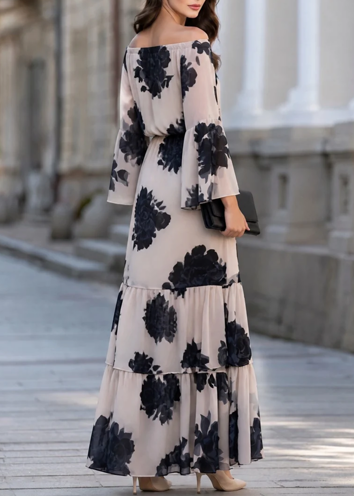 Robe longue beige à épaules dénudées avec imprimé floral et volants
