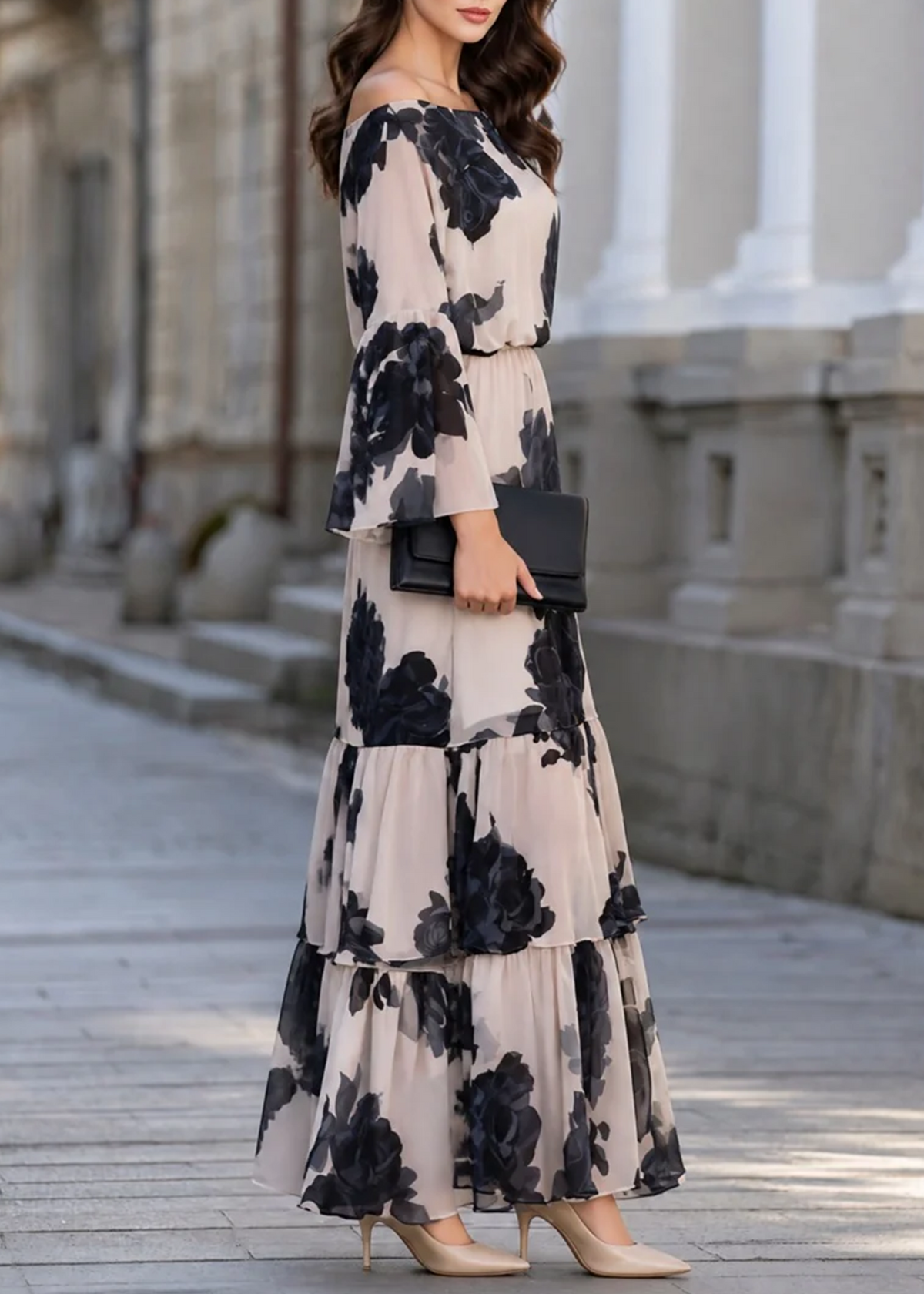 Robe longue beige à épaules dénudées avec imprimé floral et volants