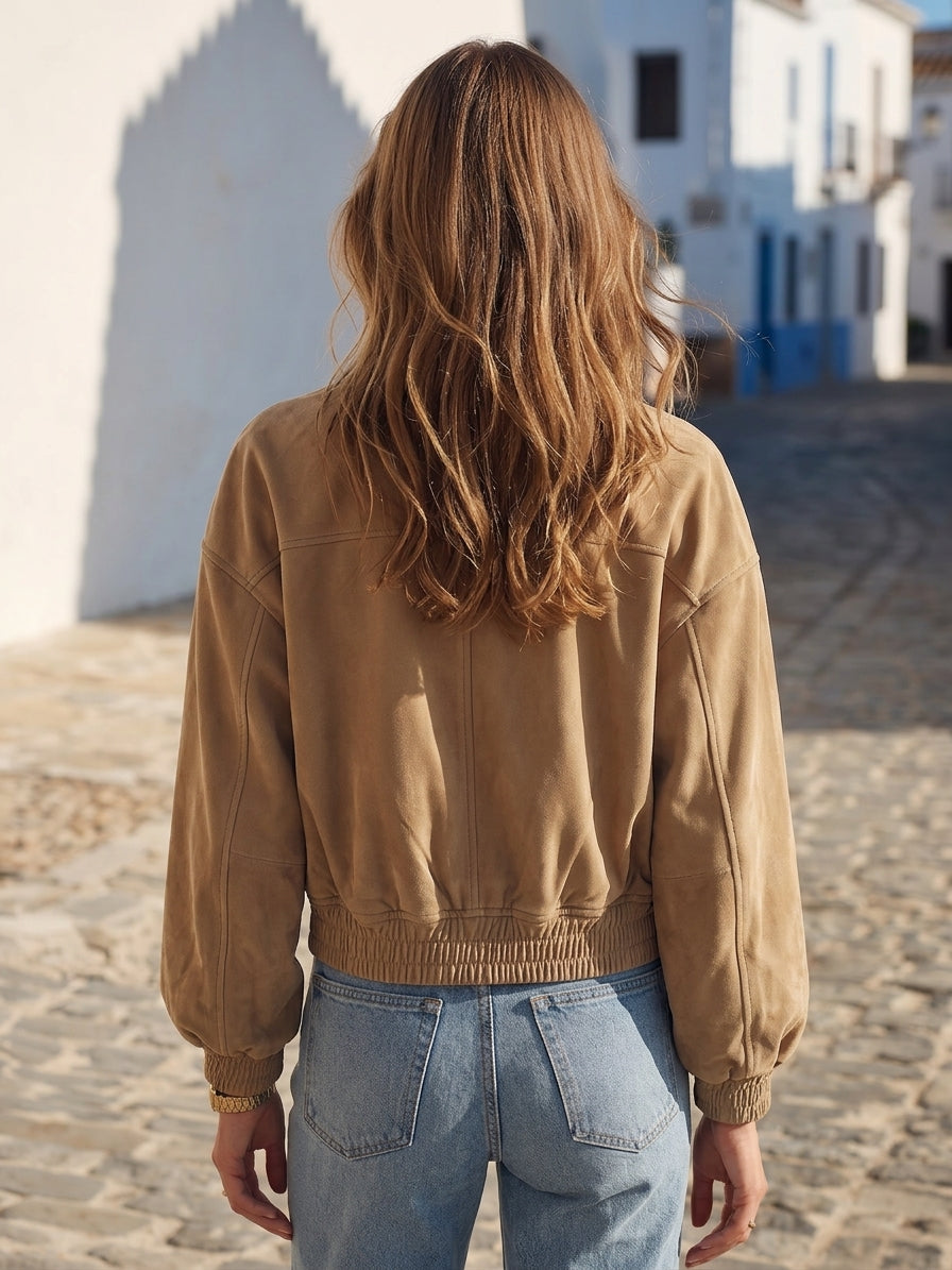 Blouson bomber court, style streetwear rétro, couleur kaki, aspect daim