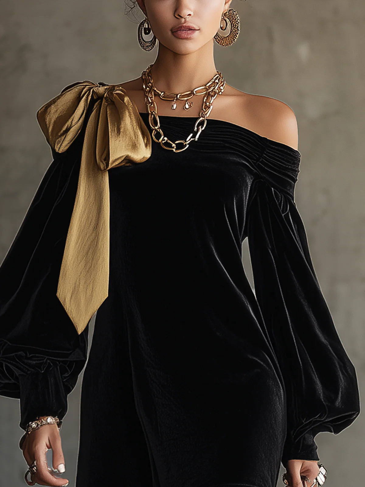 Mini-robe noire en velours avec nœud en satin doré