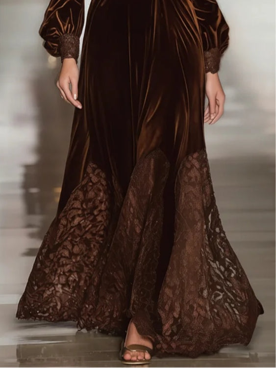 Robe longue en velours à col montant, manches ballon et détails en dentelle