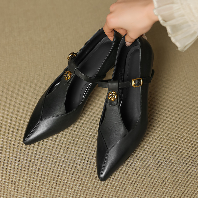 Chaussures à talons bas avec ornement rose