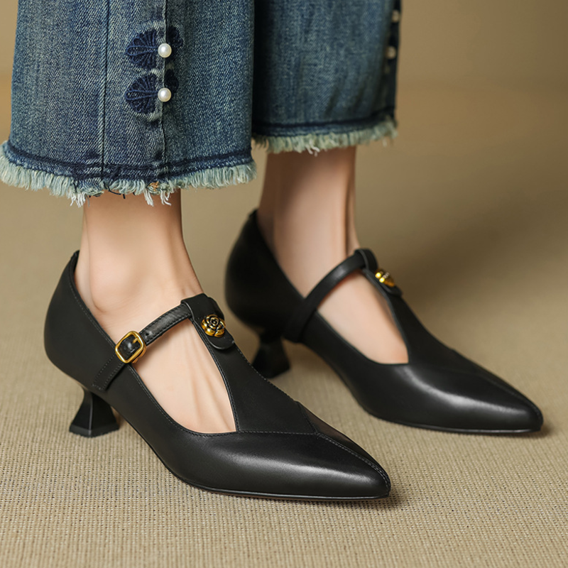 Chaussures à talons bas avec ornement rose
