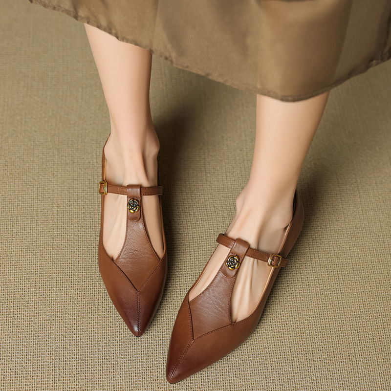 Chaussures à talons bas avec ornement rose