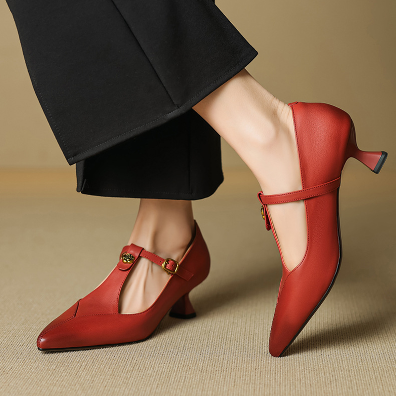 Chaussures à talons bas avec ornement rose