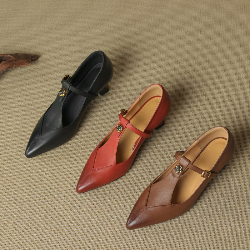 Chaussures à talons bas avec ornement rose