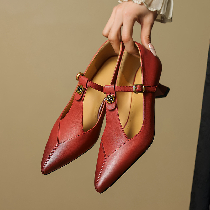 Chaussures à talons bas avec ornement rose