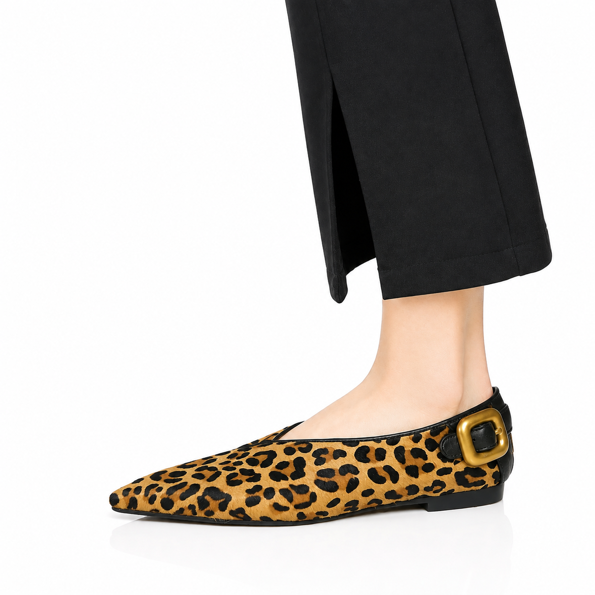 Ballerines à bout pointu avec boucle dorée