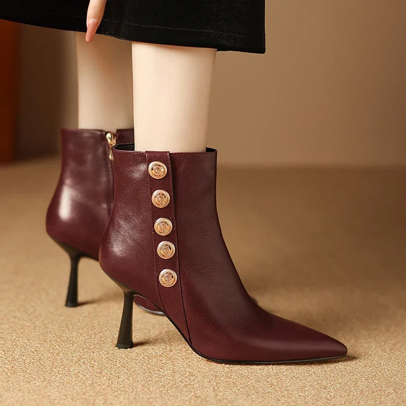 Bottines en cuir avec boutons décoratifs