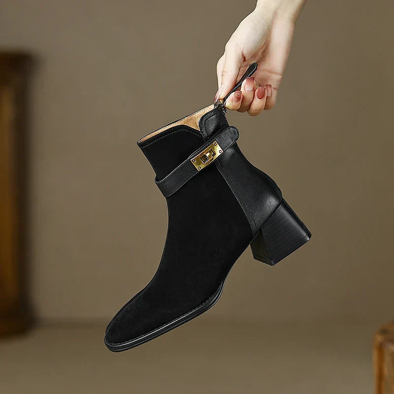 Bottines en daim à boucle dorée