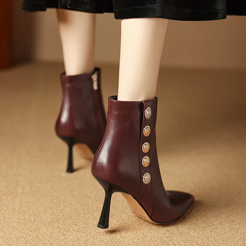 Bottines en cuir avec boutons décoratifs
