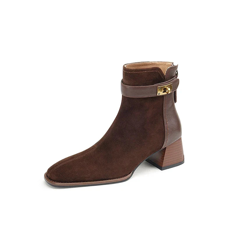 Bottines en daim à boucle dorée