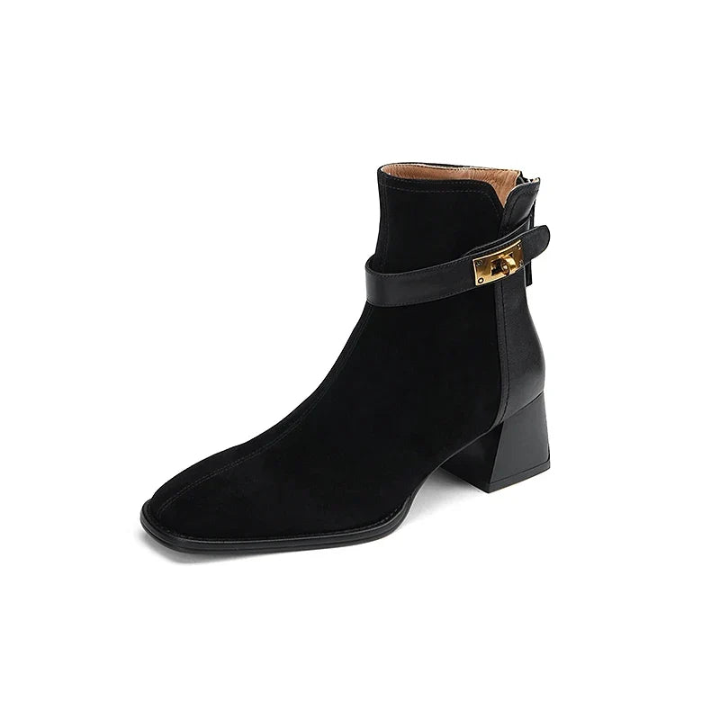 Bottines en daim à boucle dorée