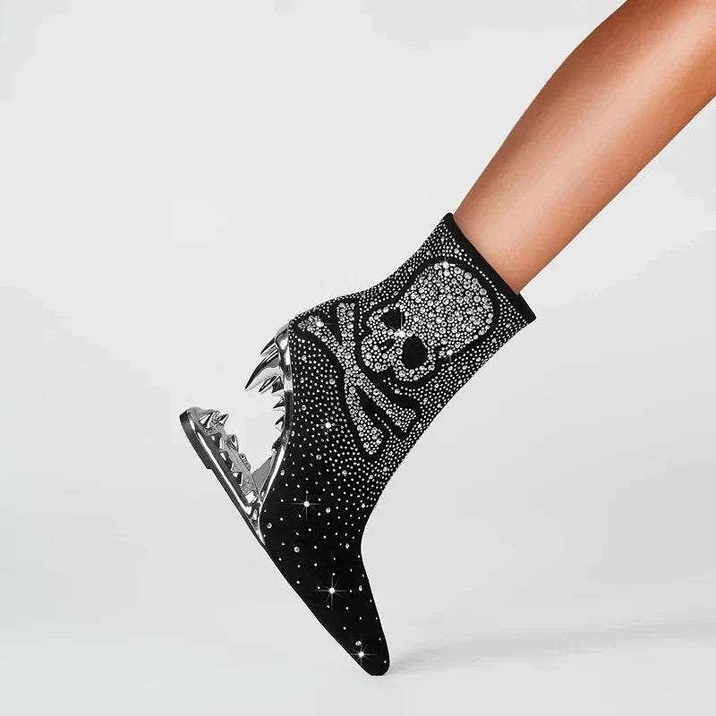 Bottines à talon métallique et tête de mort