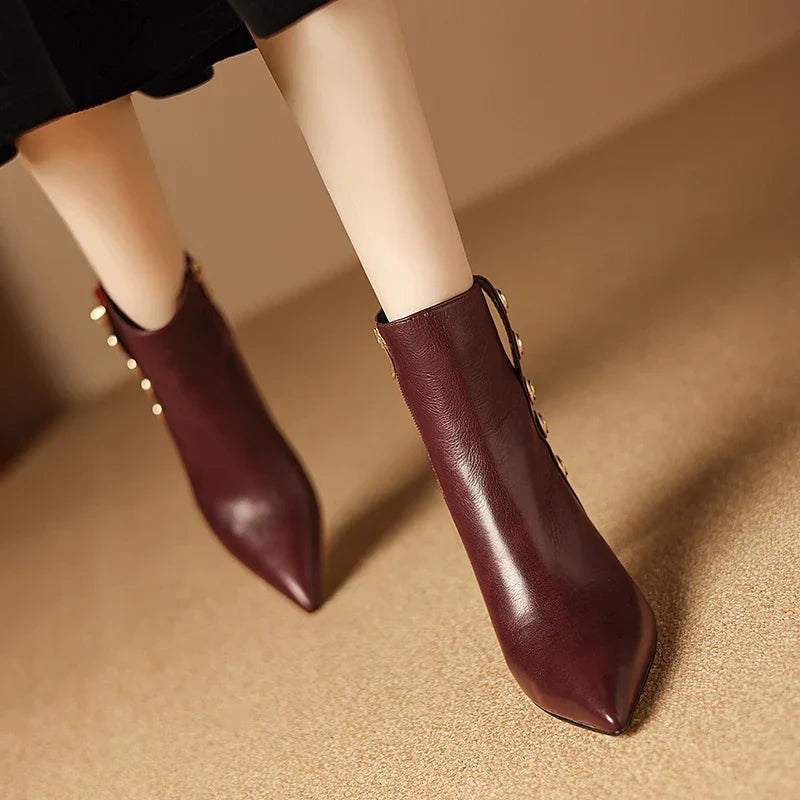Bottines en cuir avec boutons décoratifs