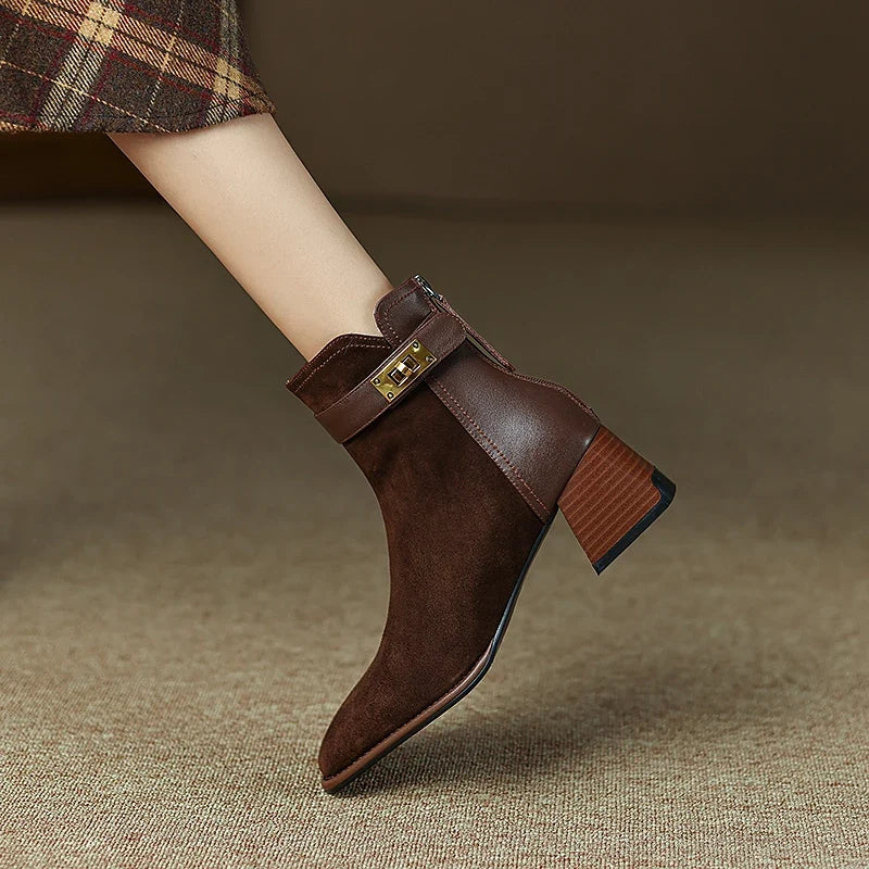 Bottines en daim à boucle dorée