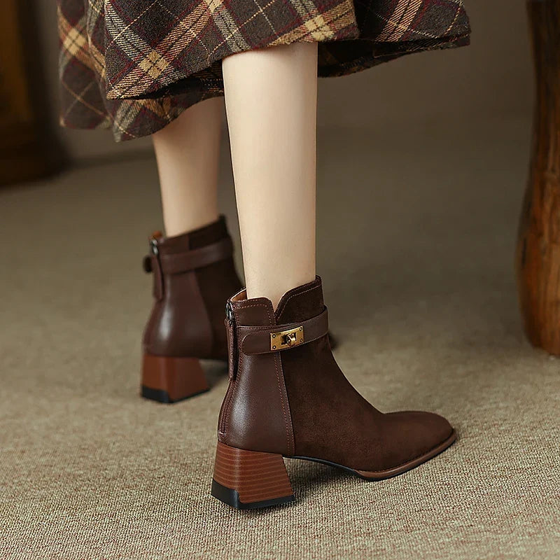 Bottines en daim à boucle dorée