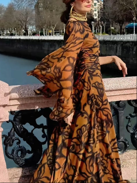 Robe longue marron à motifs et manches larges
