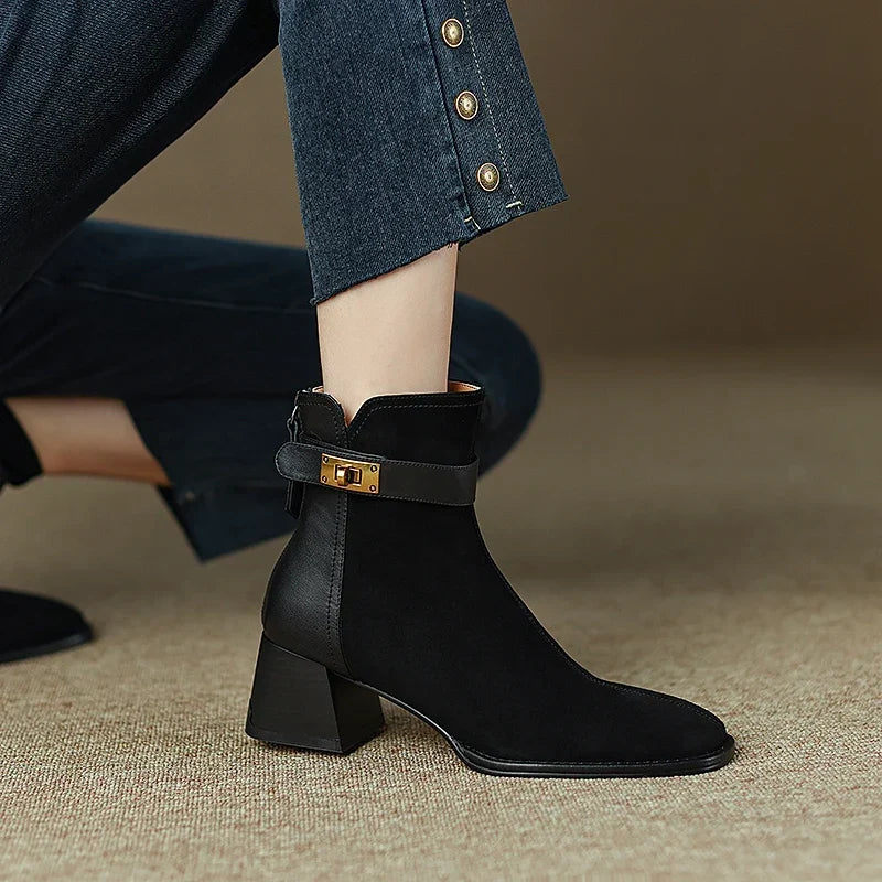 Bottines en daim à boucle dorée