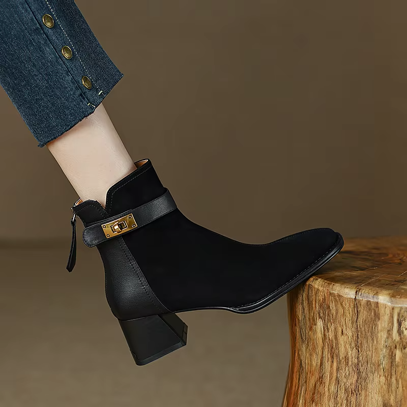 Bottines en daim à boucle dorée