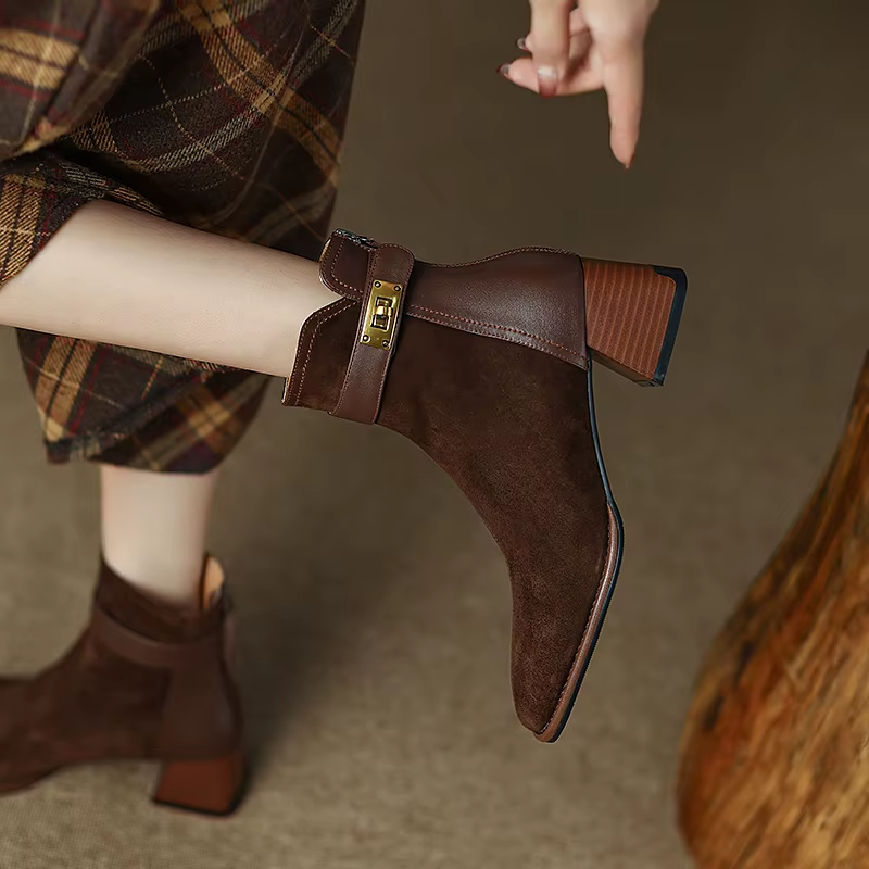 Bottines en daim à boucle dorée