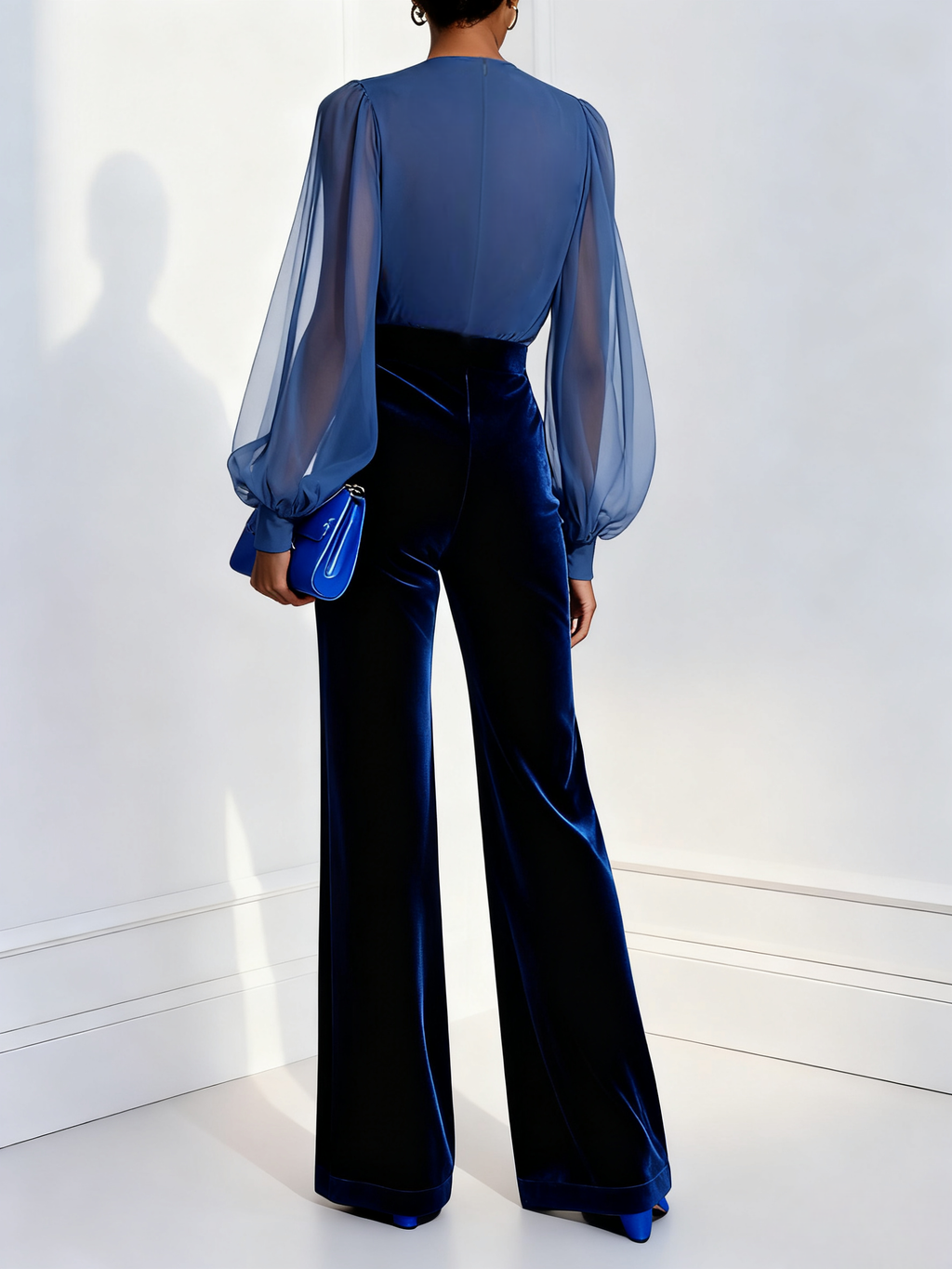 Combinaison bleu en velours avec décolleté en V et résille