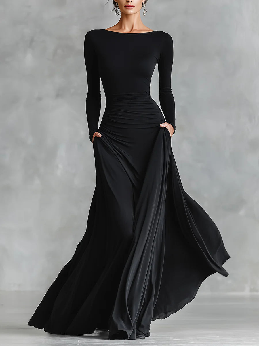 Robe longue noire en crêpe plissé à encolure bateau