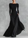 Robe longue noire en crêpe plissé à encolure bateau