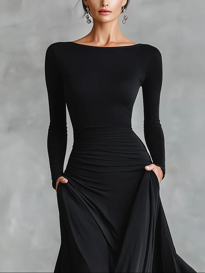 Robe longue noire en crêpe plissé à encolure bateau
