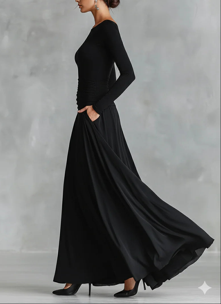 Robe longue noire en crêpe plissé à encolure bateau