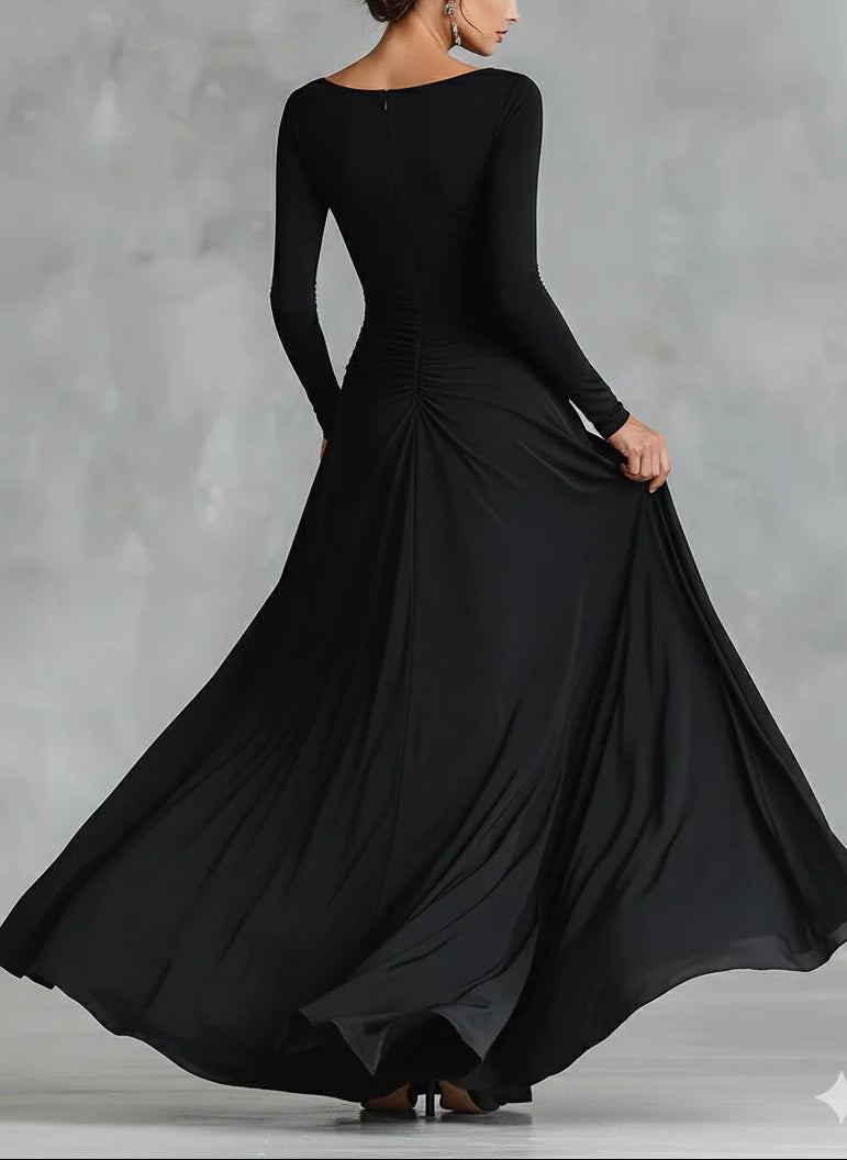 Robe longue noire en crêpe plissé à encolure bateau