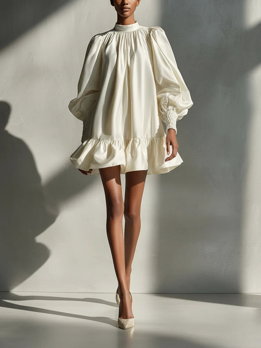 Mini-robe beige en satin à manches bouffantes et volants