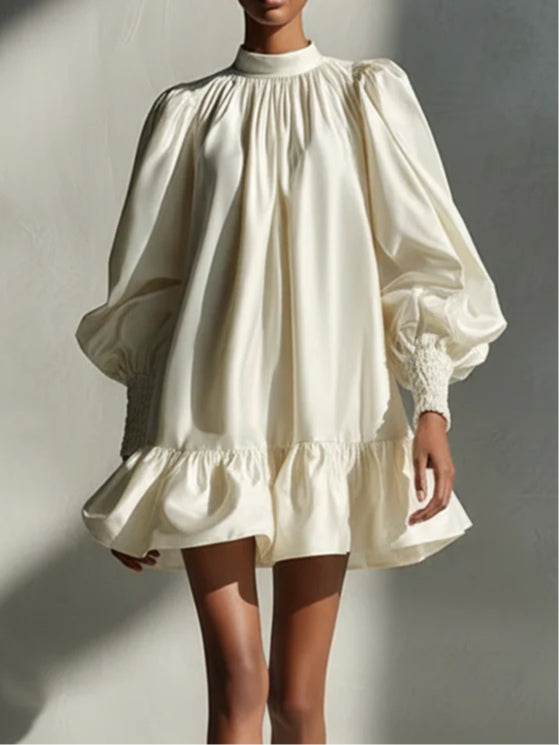 Mini-robe beige en satin à manches bouffantes et volants