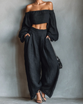 Ensemble noir composé d'un haut à épaules dénudées et d'un pantalon large