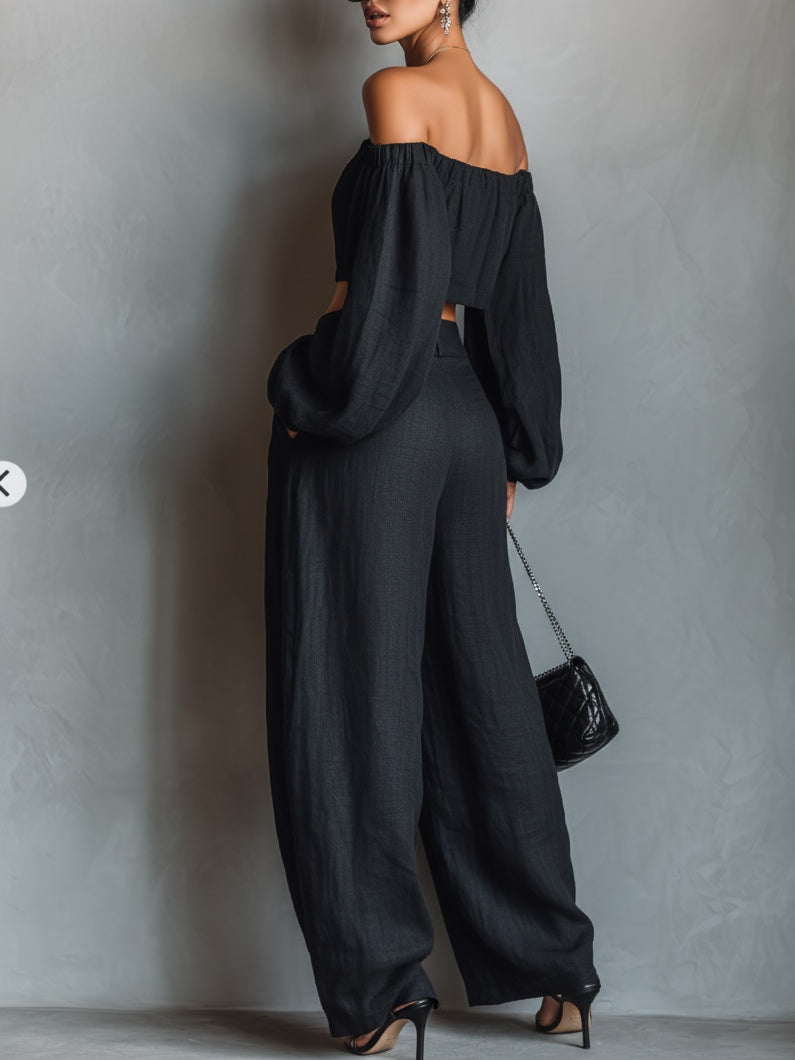 Ensemble noir composé d'un haut à épaules dénudées et d'un pantalon large