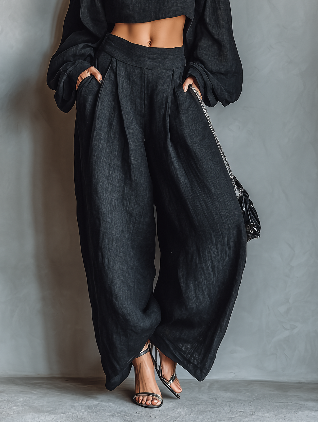 Ensemble noir composé d'un haut à épaules dénudées et d'un pantalon large