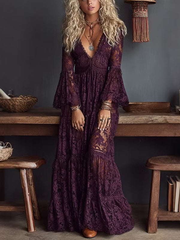 Robe longue en dentelle violette avec décolleté en V, manches évasées et drapé