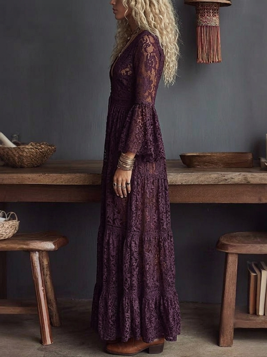 Robe longue en dentelle violette avec décolleté en V, manches évasées et drapé