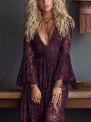 Robe longue en dentelle violette avec décolleté en V, manches évasées et drapé