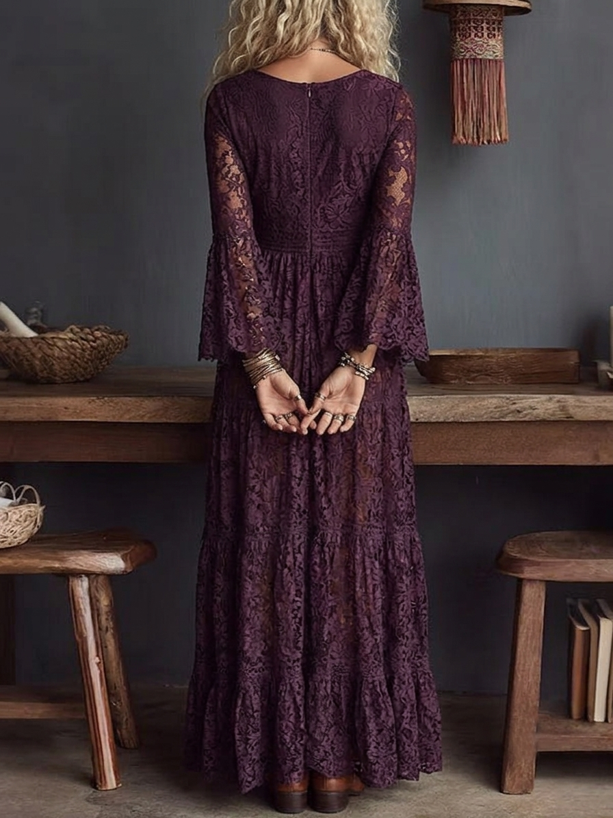 Robe longue en dentelle violette avec décolleté en V, manches évasées et drapé