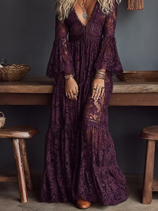 Robe longue en dentelle violette avec décolleté en V, manches évasées et drapé