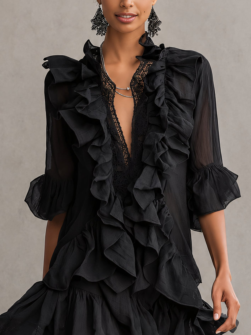 Robe courte noire en mousseline avec volants et dentelle