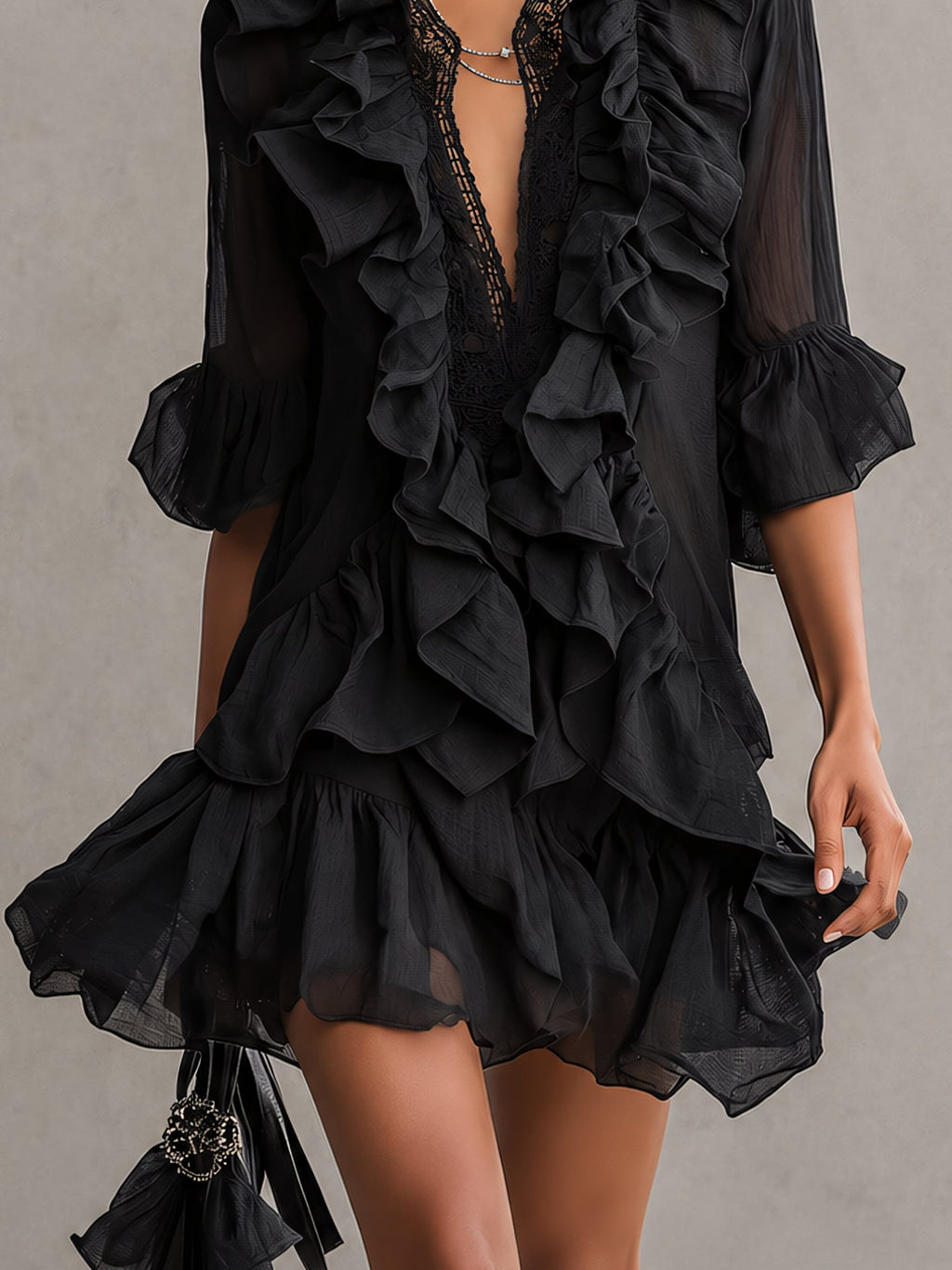 Robe courte noire en mousseline avec volants et dentelle