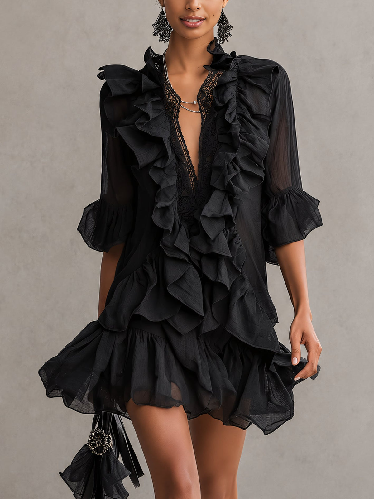 Robe courte noire en mousseline avec volants et dentelle