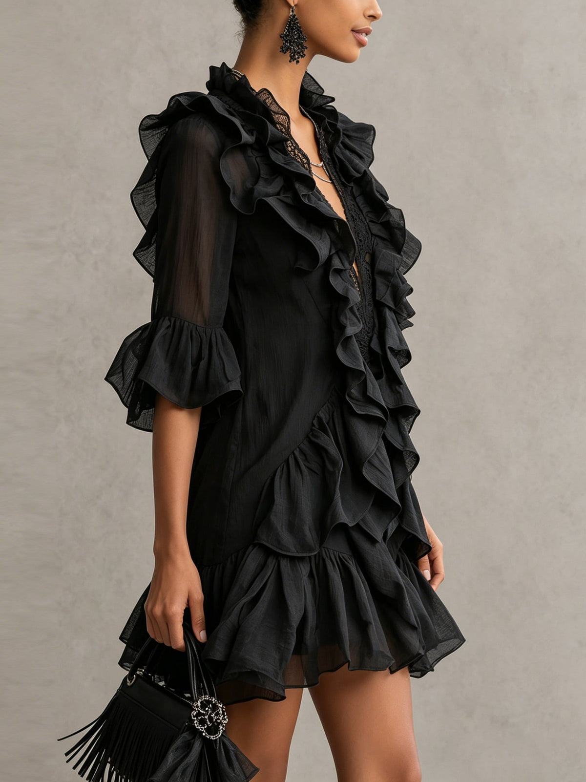 Robe courte noire en mousseline avec volants et dentelle